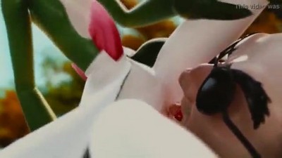 Мускулистый тренер тренирует Покемона в лесу.