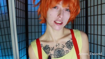 Косплеер в костюме Мисти из Pokemon проводит время в одиночестве.