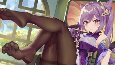 Кэцин, персонаж из игры Genshin Impact, использует свои привлекательные ножки в калготочках, чтобы соблазнять.