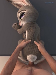 Молодой человек опустился на колени и погладил мягкую зайку Джуди Хопс.