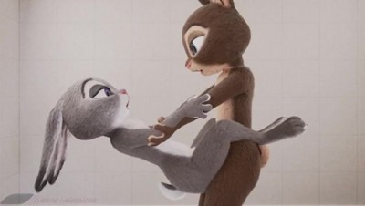 Джуди и ее кролик играют.