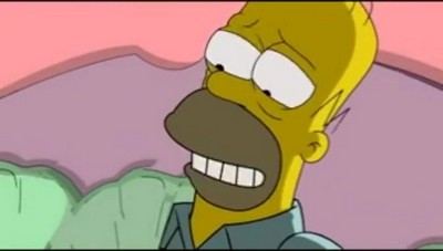 Спокойная мультяшная супруга Мардж Симпсон обрабатывает спальный аксессуар Гомера.