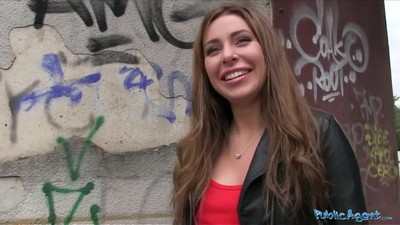 Хитрый человек оплатил услуги русской девушки и провел с ней время в кладовке.