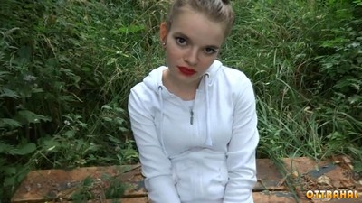 Дарина проводит время на лавочке в парке.