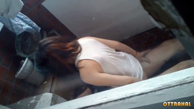 Молодая пара из Новокузнецка наслаждается интимными моментами на своем балконе.