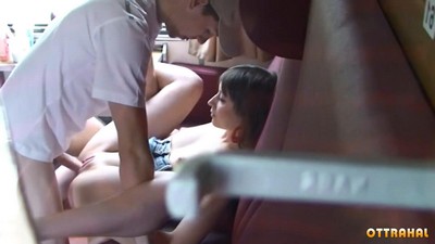 Наслаждайтесь сексуальной атмосферой поездки Адлер - Москва с молодой парой.