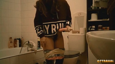 Дочь обнаружила в туалете резиновый предмет и использовала его.