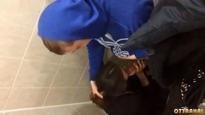 Студент занимается интимными делами в туалетной кабинке ПТУ.