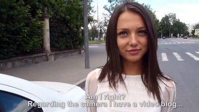 Горячий интимный опыт молодой женщины из Ростова в автомобиле.