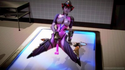 Роковая вдова использует интимный аксессуар для достижения оргазма.