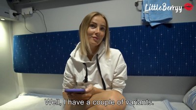 Студентка, путешествуя на учебу, знакомится с попутчиком в купе.