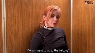 Парень хочет утешить рыжую девушку, узнав, что ее парень находится в командировке.