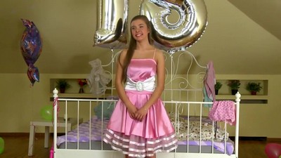 Русская девушка, которая только что достигла совершеннолетия, хочет отметить свое взросление приятным опытом с несколькими партнерами.