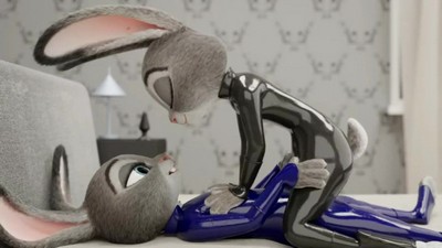 Сексуальные кролики, одетые в латекс, занимаются сексом в позе наездницы.