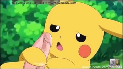 Пикачу сражается со шарами покемонов в захватывающей схватке.