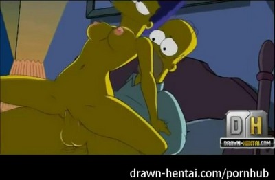 Мардж Симпсон делает своего партнера счастливым через анимационное порно с участием героев мультсериала "Симпсоны": Гомер, Мардж, Барт, Лиза и другие жители Спрингфилда.