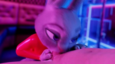 Джуди Хоппс закусывает поднимающуюся палочку губами.