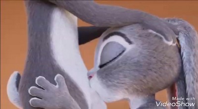 Джуди активно двигается по члену, прыгая вверх и вниз.